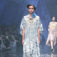 Rancangan Terbaru Biyan Wannatmadja yang Mengusung Tema Elsewhere di Ballroom Dharmawangsa Hotel. Jakarta. [Foto: Mohammad Abduh/Wolipop]