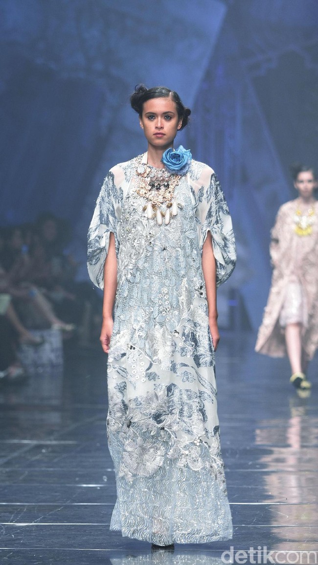 Rancangan Terbaru Biyan Wannatmadja yang Mengusung Tema Elsewhere di Ballroom Dharmawangsa Hotel. Jakarta. [Foto: Mohammad Abduh/Wolipop]