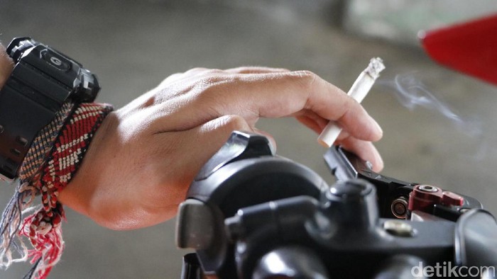 Merokok di Sepeda Motor Merokok di Sepeda Motor