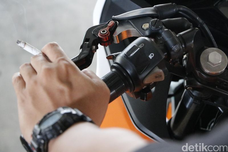 Merokok di Sepeda Motor