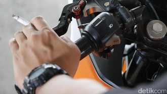 Pemotor Ngerokok Diminta Dicabut SIM-nya: Ganggu Konsentrasi, Bikin Celaka