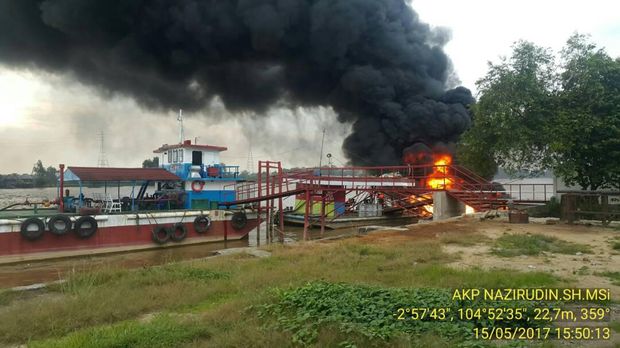 Dua orang masih hilang akibat ledakan di SPBU Apung itu.