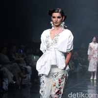 Rancangan Terbaru Biyan Wannatmadja yang Mengusung Tema Elsewhere di Ballroom Dharmawangsa Hotel. Jakarta. [Foto: Mohammad Abduh/Wolipop]