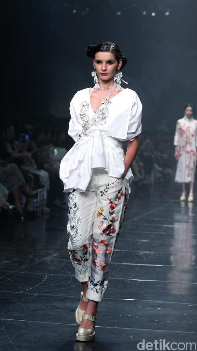 Rancangan Terbaru Biyan Wannatmadja yang Mengusung Tema Elsewhere di Ballroom Dharmawangsa Hotel. Jakarta. [Foto: Mohammad Abduh/Wolipop]