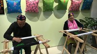 Foto: Bordir merupakan salah satu warisan budaya Xinjiang yang sangat dibanggakan oleh Pemerintah China sebagai intangible cultural heritage. Layaknya batik di Indonesia (Is Mujiarso/detikTravel)