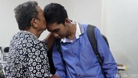 Meminta doa orang tua sebelum memulai ujian.