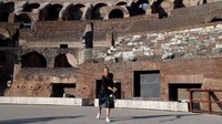 Tak cuma melakukan sesi pemotretan, dia juga sempat bermain tenis di tengah Colosseum (Foto: REUTERS/Stefano Rellandini)