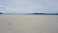Keadaan Pasir Timbul terbilang bersih dengan perairan sekitarnya yang jernih. Saat surut, pasirnya sendiri bisa memanjang hingga 200 meter ‎(Masaul/detikTravel)