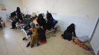 Perang selama dua tahun antara pasukan Houti yang sejalan dengan Iran melawan koalisi Barat yang dipimpin Saudi telah menewaskan lebih dari 10.000 orang dan jutaan lainnya mengungsi. Hal tersebut membuat sejumlah fasilitas hancur termasuk rumah sakit. Akibatnya penduduk Yaman tidak memiliki akses terhadap air bersih. REUTERS/Abduljabbar Zeyad.