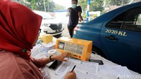 Suku Dinas Lingkungan Hidup Jakarta Pusat menggelar uji emisi guna menekan angka polusi kendaraan.