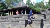 Traveler yang ingin menjelajahi Candi Cetho wajib mengenakan kain sebagai bentuk penghormatan. Kain ini bisa disewa dengan biaya seikhlasnya (Wahyu/detikTravel)