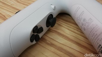 Untuk kendali, terdapat tombol analog L3 yang terletak di tengah-tengah. Bersamaan dengan tombol screen shoot, option, dan D-pad. Foto: Muhammad Alif Goenawan/detikINET