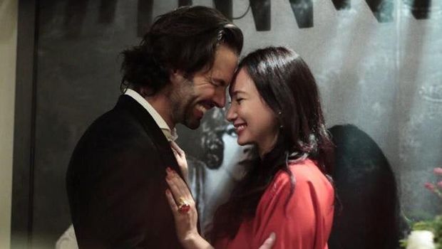 Kemesraan Bobby Tonelli dan Tata Cahyani