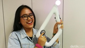 Begini serunya menggenggam senjata virtual untuk main Farpoint ini. Foto: Muhammad Alif Goenawan/detikINET