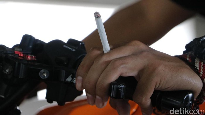 Abu rokok yang melayang saat naik motor bersiko bagi kesehatan mata. Foto: Rangga Rahardiansyah Abu rokok yang melayang saat naik motor bersiko bagi kesehatan mata. Foto: Rangga Rahardiansyah