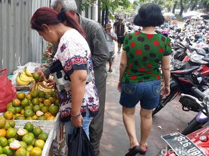 Pedagang Buah Kaki Lima Penuhi Trotoar Jalan Pasar Senen Jaya