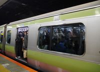 Begini Suasana Jam Sibuk Kereta di Tokyo