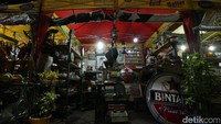 Koleksi yang ditawarkan beragam. Mulai dari majalah, keramik sampai perangkat jadul. Ini jadi tempat yang pas bagi para kolektor untuk berburu barang antik (Artho/CNN)
