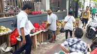 Pedagang Buah Kaki Lima di Trotoar Pasar Senen