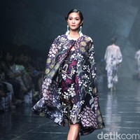 Rancangan Terbaru Biyan Wannatmadja yang Mengusung Tema Elsewhere di Ballroom Dharmawangsa Hotel. Jakarta. [Foto: Mohammad Abduh/Wolipop]