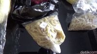 Makanan memngandung formalin dan boraks. 