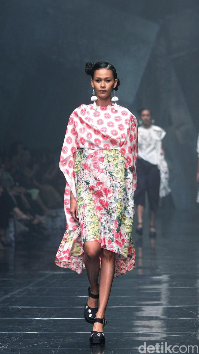 Rancangan Terbaru Biyan Wannatmadja yang Mengusung Tema Elsewhere di Ballroom Dharmawangsa Hotel. Jakarta. [Foto: Mohammad Abduh/Wolipop]