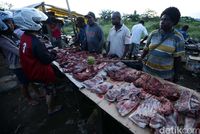 Mulai dari daging sapi hingga daging saham dijual di Pasar Baru Merauke.