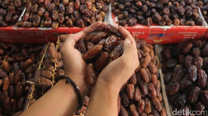 Pedagang merapikan buah kurma yang dijual di kawasan Pasar Tanah Abang, Jakarta, Selasa (16/5). Menjelang Ramadan, impor kurma mengalami peningkatan. Badan Pusat Statistik (BPS) mencatat kenaikan impor kurma mencapai 49,39%.