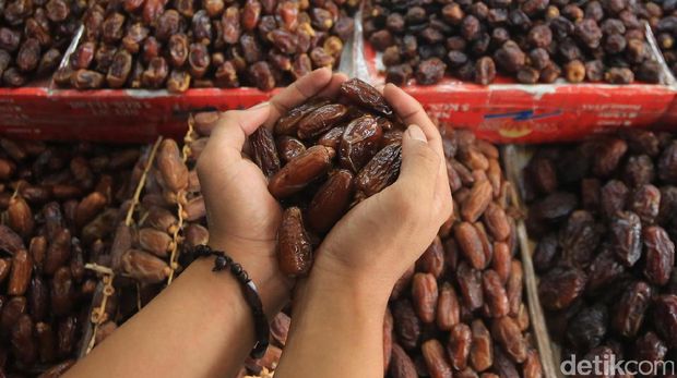 Ilustrasi pedagang kurma di Pasar Tanah Abang Jakarta Pusat