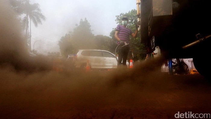 Petugas melakukan uji emisi kendaraan bermotor di kawasan Tugu Proklamasi. Suku Dinas Lingkungan Hidup Jakarta Pusat menggelar uji emisi guna menekan angka polusi kendaraan