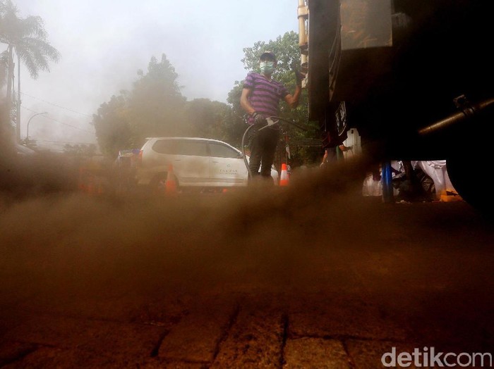 Polusi udara dapat menyebabkan gangguan saluran pernapasan, seperti asma dan kanker paru. Foto: Ari Saputra Polusi udara dapat menyebabkan gangguan saluran pernapasan, seperti asma dan kanker paru. Foto: Ari Saputra