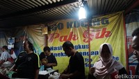 Foto: Angkringan Pak Gik berada 20 meter dari Jalan Gajah Mada, persis di depan sungai. Angkringan ini sudah berdiri sekitar 50 tahun yang lalu, itu kenapa tempat ini paling populer di Semarang (Bonauli/detikTravel)