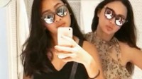 Apalagi kalau bergaya seperti ini, sang bunda seperti kakak dari Aya, dengan gaya berpakaian yang senada. Dok. Ist; detikHOT