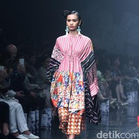 Rancangan Terbaru Biyan Wannatmadja yang Mengusung Tema Elsewhere di Ballroom Dharmawangsa Hotel. Jakarta. [Foto: Mohammad Abduh/Wolipop]