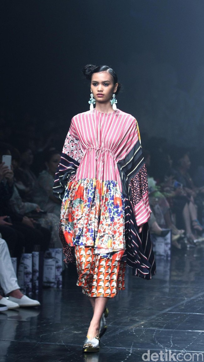 Rancangan Terbaru Biyan Wannatmadja yang Mengusung Tema Elsewhere di Ballroom Dharmawangsa Hotel. Jakarta. [Foto: Mohammad Abduh/Wolipop]