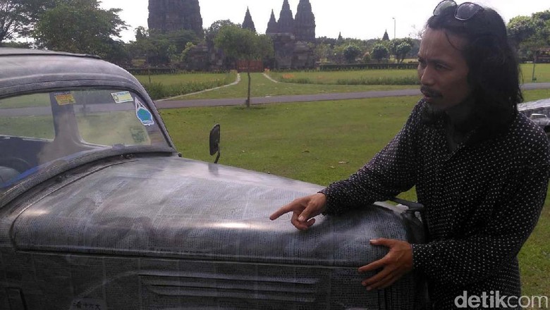 Ada Kliping Berita, e-KTP dan Pilkada DKI di Mobil yang Dilukis Budi Ubrux Ada Kliping Berita, e-KTP dan Pilkada DKI di Mobil yang Dilukis Budi Ubrux