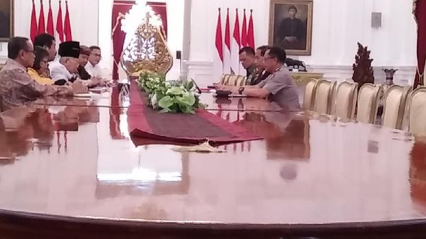 Ada 8 tokoh lintas agama yang hadir dalam pertemuan itu.