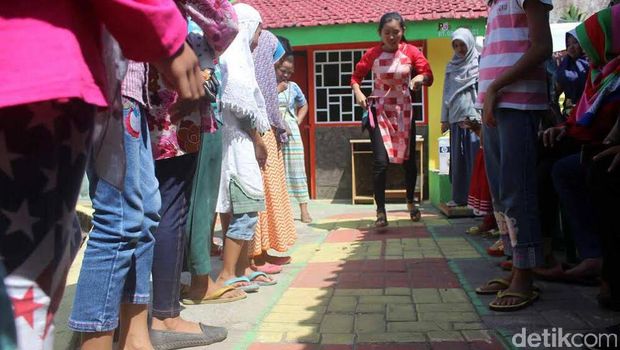 Pengantas Air Isi Ulang Ini Ubah Pos Kamling Jadi Tempat Baca