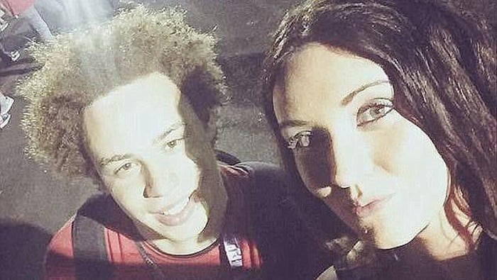 Marcus bersama teman wanitanya. Foto: Mirror Marcus bersama teman wanitanya. Foto: Mirror