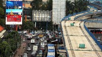 Percepatan pembangunan, berdampak pada pengurangan lajur kendaraan untuk mengakomodasi kebutuhan penambahan area kerja.