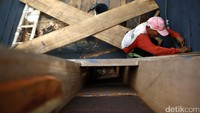 Belum lagi kebutuhan pendingin untuk membekukan ikan tangkapan. Pemasangan pendingin atau freezer di kapal 30 GT misalnya, dibutuhkan biaya sekitar Rp 350 juta.