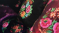 Foto: Sejumlah bantal yang telah berhias seni bordir. Menarik sekali untuk oleh-oleh (Is Mujiarso/detikTravel)