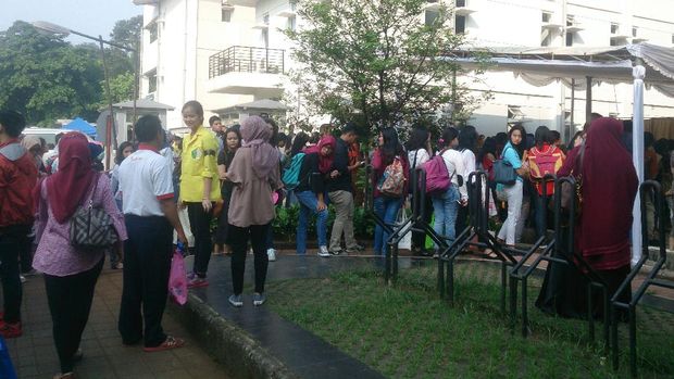 Antrean siswa yang hendak registrasi ulang di Fakultas Teknik UI