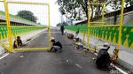 Pembuatan Pintu Pagar TransJ Koridor 13 Rute Ciledug-Tendean