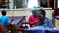 Berpuluh tahun mereka menjalani profesi sebagai pembuat batik. Sudah tak terhitung berapa lembar kain batik yang mereka hasilkan. Namun mereka tetap setia untuk melestarikan seni warisan nenek moyang tersebut (Wahyu/detikTravel)