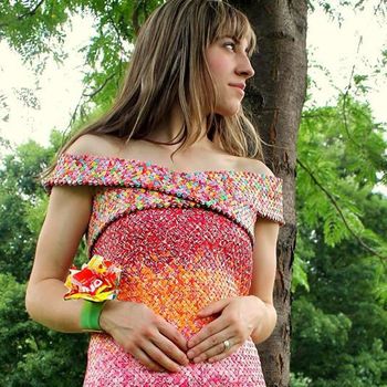 Kreatif! Wanita Ini Membuat Gaun Cantik dari 10 Ribu Bungkus Permen