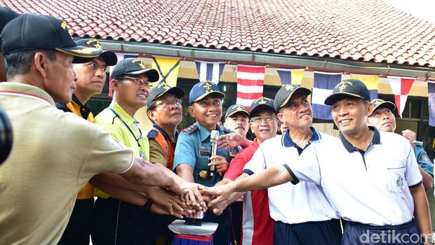 Aksi bersih danau oleh jajaran Kolinlamil, Kotama TNI AL dan Pemprov DKI-