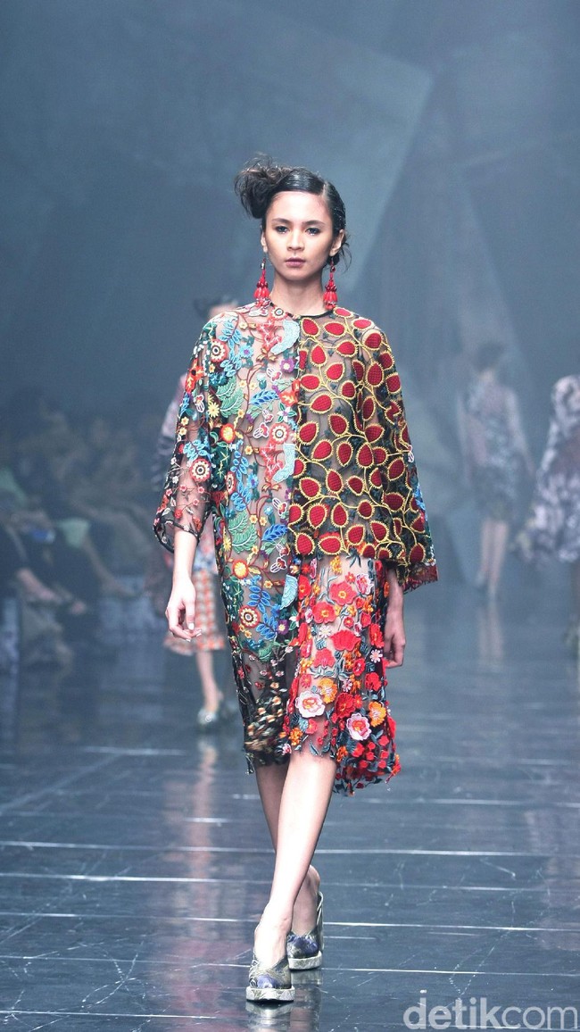 Rancangan Terbaru Biyan Wannatmadja yang Mengusung Tema Elsewhere di Ballroom Dharmawangsa Hotel. Jakarta. [Foto: Mohammad Abduh/Wolipop]