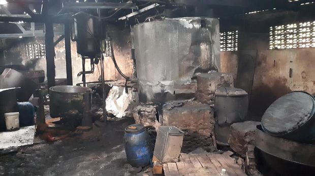 Tempat memasak abon oplosan juga bau dan banyak lalat