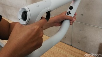 Meski begitu, kontroler ini cukup nyaman untuk digenggam. Dan menyiratkan kesan menggenggam senjata sesungguhnya. Foto: Muhammad Alif Goenawan/detikINET